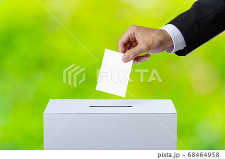投票をする人 68464958