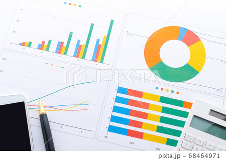 電卓とグラフ 68464971