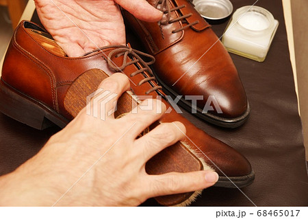 靴磨き 茶色の革靴のブラッシング の写真素材