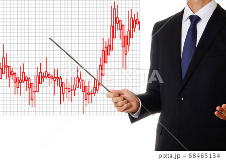 株価チャートを解説する男性 68465134