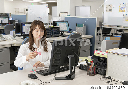 モニターの端っこに付箋を貼る若い女性 モニターの端っこに付箋を貼る若い女性 68465870