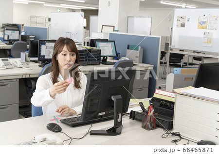 モニターの端っこに付箋を貼る若い女性 モニターの端っこに付箋を貼る若い女性 68465871