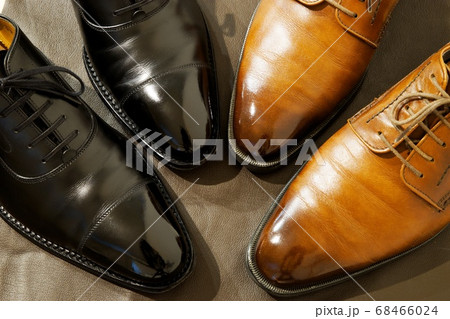 メンテナンスされた黒と茶色の革靴 メンテナンスされた黒と茶色の革靴 68466024