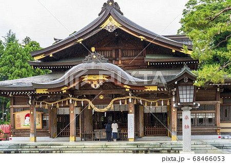 雨の竹駒神社と参拝客　宮城県岩沼市 68466053