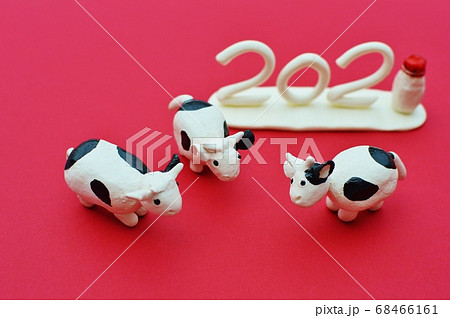 紙粘土の牛が三匹 21年用 の写真素材