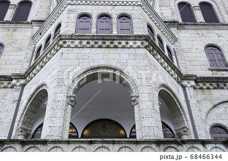 大谷石で建てられた教会とステンドグラス 68466344