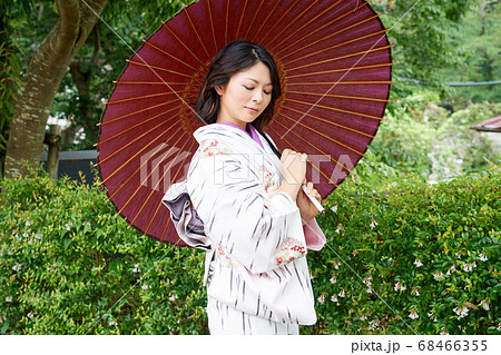 和傘をさす和装女性 和傘をさす和装女性 68466355