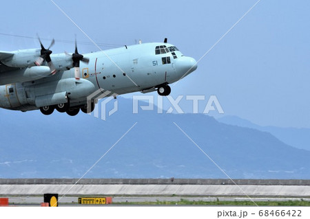 岩国基地を離陸する海上自衛隊のC-130R輸送機 68466422