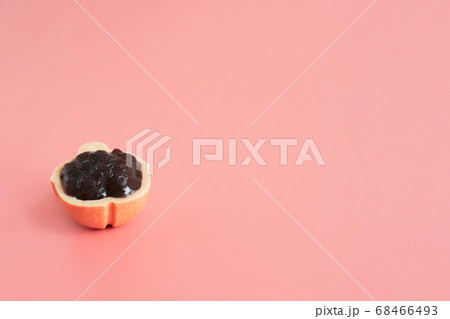 日本のお菓子 最中（もなか）のあんこと皮 - かわいい和菓子の断面	 68466493