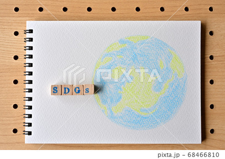 地球のイラストとSDGsの木製キューブ自然光 地球のイラストとSDGsの木製キューブ自然光 68466810