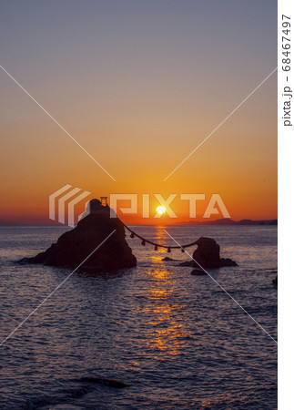 伊勢二見の夫婦岩 夫婦岩の日の出 二見ヶ浦朝日の風景 伊勢志摩観光スポット 伊勢二見の夫婦岩 夫婦岩の日の出 二見ヶ浦朝日の風景 伊勢志摩観光スポット 68467497
