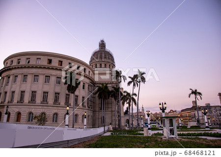 キューバ 夕暮れのハバナの町並み 中央公園のクラシックな旧国会議事堂 キューバ 夕暮れのハバナの町並み 中央公園のクラシックな旧国会議事堂 68468121