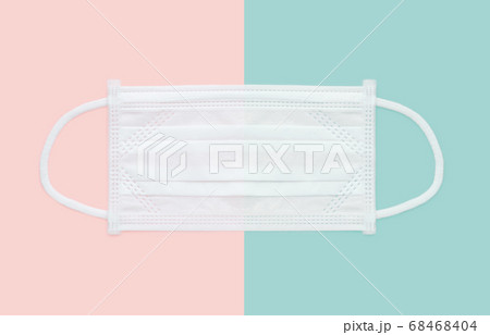 マスク 感染予防イメージ素材 白い不織布製の使い捨てマスク ピンク 水色ツートーン背景の写真素材