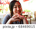 デート中レストランで一息つく女性 68469015