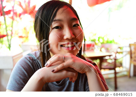 デート中レストランで一息つく女性 68469015