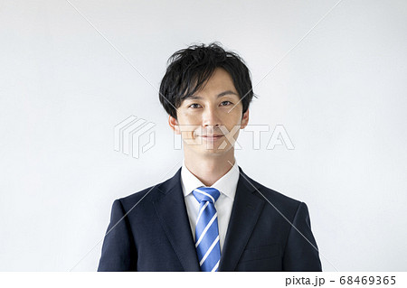 カメラ目線で微笑むスーツ姿の若い男性 68469365