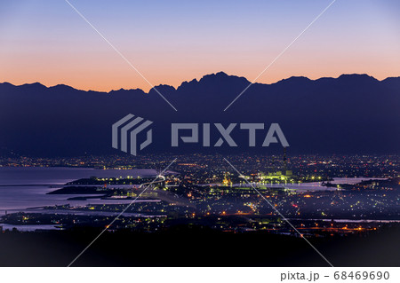 富山・夜明けの剱岳と街並み 68469690