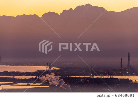 富山・夜明けの剱岳と街並み 68469691