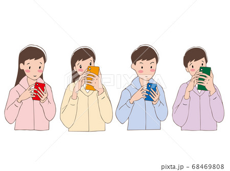 スマホを見る人たち スマホを見る人たち 68469808
