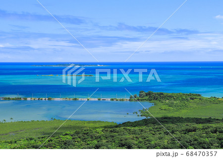 ピナイサーラの滝 滝上から望む絶景 西表島 ピナイサーラの滝 滝上から望む絶景 西表島 68470357