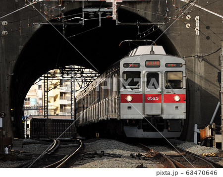 トンネルを抜けた鉄道 68470646