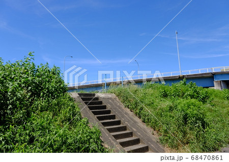 堤防にのぼる階段 堤防にのぼる階段 68470861