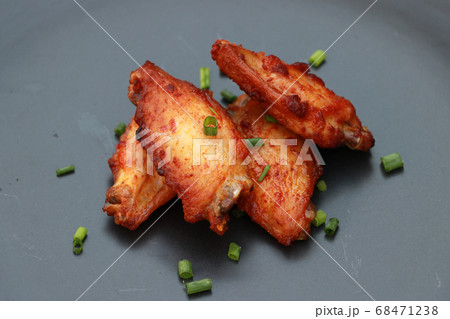 Grilled chicken wings in the black plate. 68471238