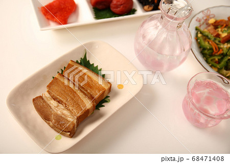 美味しそうな和風料理と日本酒 美味しそうな和風料理と日本酒 68471408