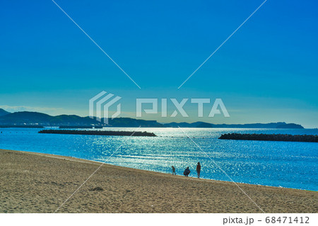 砂浜を散歩する家族 吉良ワイキキビーチ 砂浜を散歩する家族 吉良ワイキキビーチ 68471412