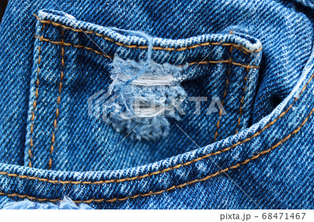 Lacking small pocket in the front pocket of blue jeans.  68471467