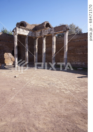 世界遺産の街並み・イタリア・チボリ・ビッラアドリアー 68471570