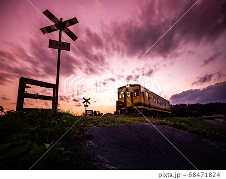 夕陽に染まる電車 夕陽に染まる電車 68471824