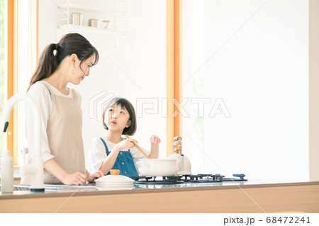 料理する親子　子育てイメージ 68472241