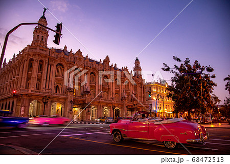 キューバ　夕暮れのハバナの町並み　中央公園のクラシックなグランテアトロ・デ・ラ・ハバナ 68472513