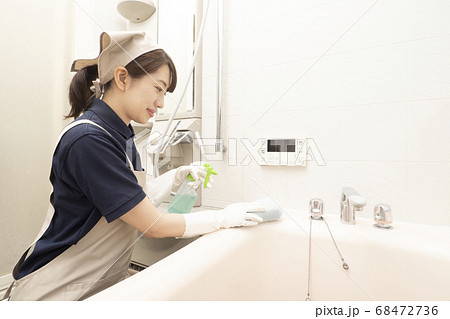 浴室の清掃をするハウスクリーニングの女性作業員 68472736
