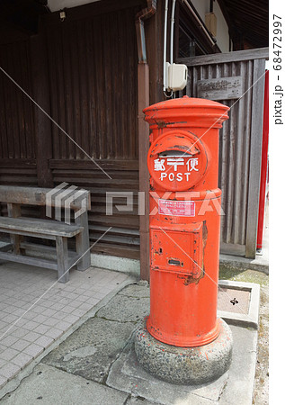 昔ながらの円筒形の郵便ポスト 丸型ポスト の写真素材