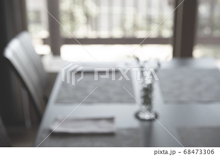 Blurred dining room table, flower vase with bokeh Blurred dining room table, flower vase with bokeh 68473306