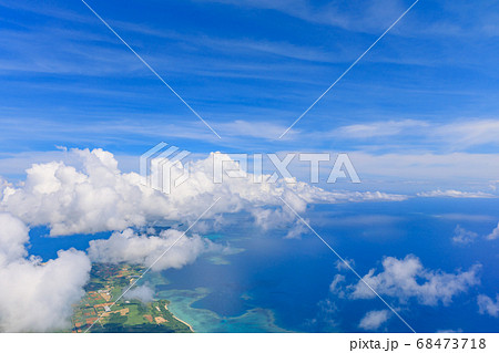 沖縄 南国特有の夏雲 空撮の写真素材