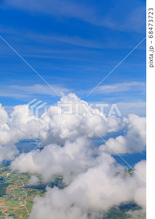 沖縄 南国特有の夏雲 空撮の写真素材