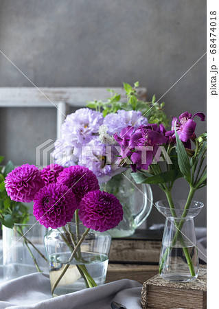 テーブルに飾ったダリア テーブルに飾ったダリア 68474018