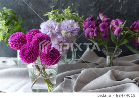 テーブルに飾ったダリア テーブルに飾ったダリア 68474019