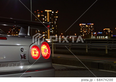 夜景をバックにR34GT-Rのテールランプ 68474200