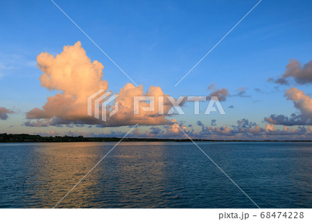 宮古島_夏雲の夕焼け（積雲） 68474228