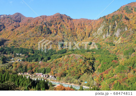 秋山郷の秋 布岩と屋敷集落 68474811