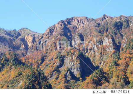 秋山郷 上野原から望む秋の鳥甲山 68474813