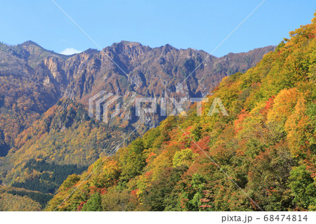 秋山郷 栃川橋から望む秋の鳥甲山 68474814