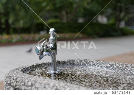 公園にある水飲み場 公園にある水飲み場 68475143