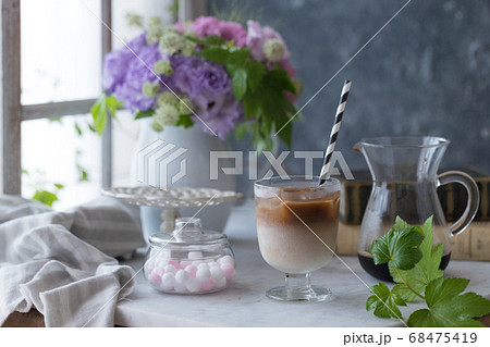 テーブルにあるカフェオレ テーブルにあるカフェオレ 68475419