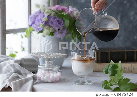 テーブルにあるカフェオレ 68475424