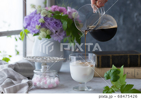 テーブルにあるカフェオレ テーブルにあるカフェオレ 68475426